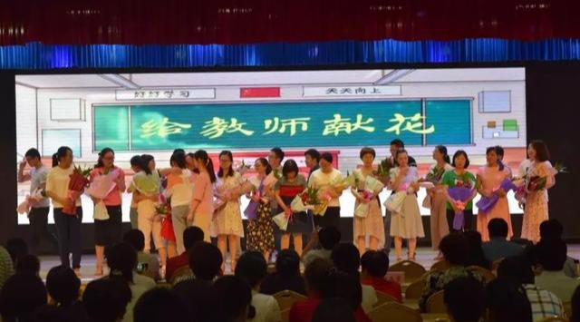 新县光彩实验学校成功举行九年级中考动员大会暨毕业典礼活动