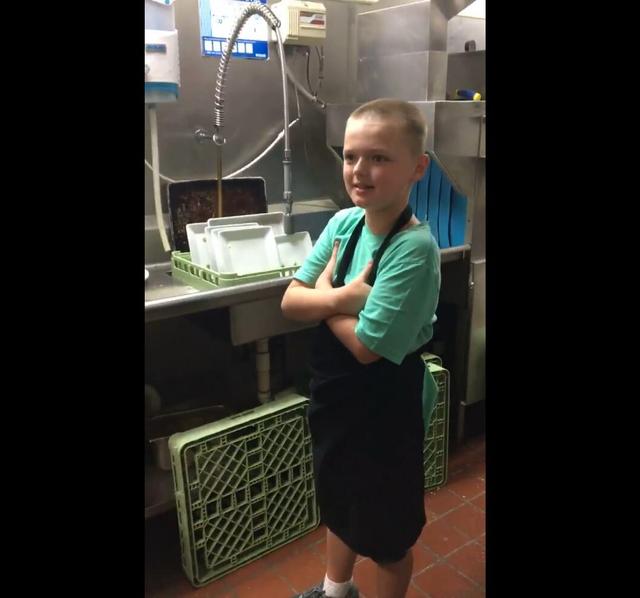 11岁自闭童热爱洗碗机！暖心女经理带他操作，母亲感动到啜泣