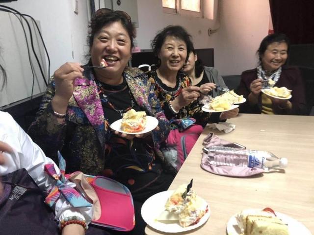 【感恩母亲节】鲜花蛋糕献母亲 温情祝福满社区