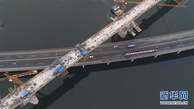 汉十高铁浪河特大桥跨高速连续梁合龙