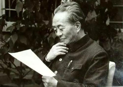 致敬诗人艾青，品读他的经典诗歌《我爱这土地》