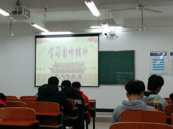 武汉一高校数千名大学生同上一堂课 共同学习雷锋精神