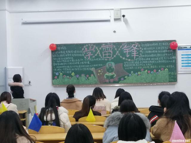 武汉一高校数千名大学生同上一堂课 共同学习雷锋精神
