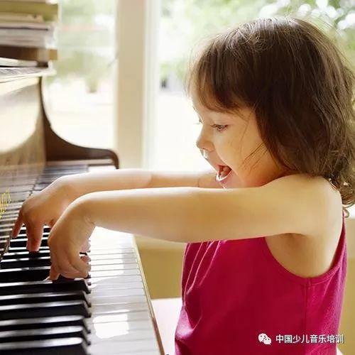 让孩子学钢琴，给他一张进入社会必备通行证！