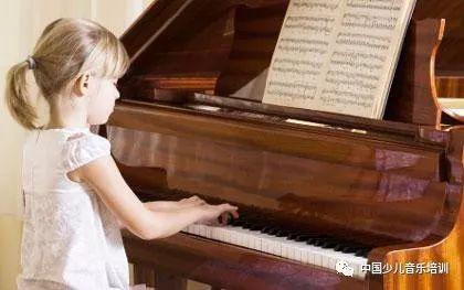 让孩子学钢琴，给他一张进入社会必备通行证！