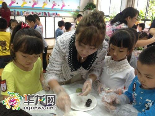 老师创意中秋节课堂 孩子做月饼感恩父母