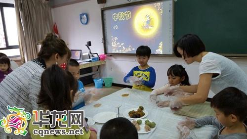 老师创意中秋节课堂 孩子做月饼感恩父母