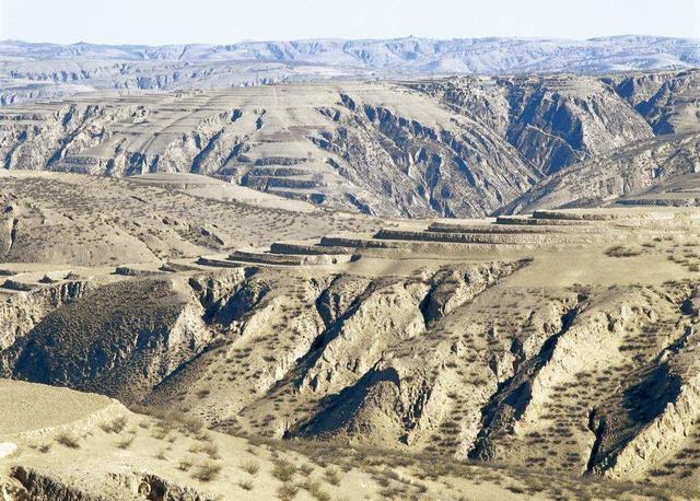 我国的黄土高原地区，为什么会形成千沟万壑的“黄土地貌”？